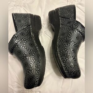 Dansko XP size 39. Black and silver